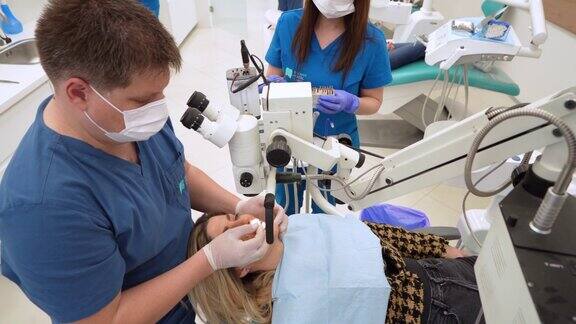 男根管医生用牙科显微镜为女病人修复牙洞