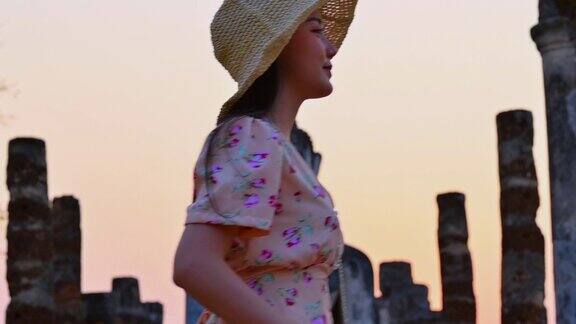 日落时戴帽子的女人