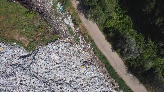 巨大的垃圾堆鸟瞰图垃圾和垃圾填埋场生态问题自然污染消费主义经济缺点