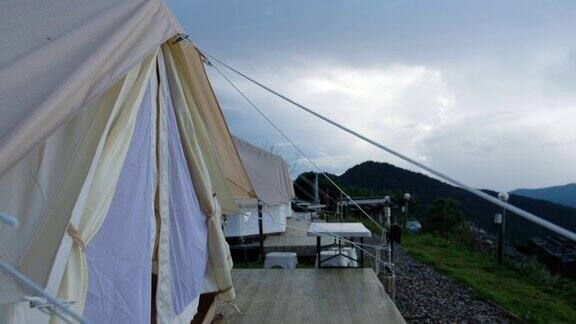 山上一个豪华野营营的帐篷