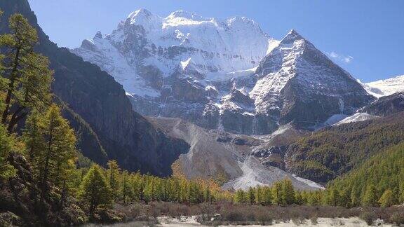 4k倾斜;中国亚丁自然保护区的雪山