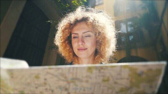女游客在看城市地图