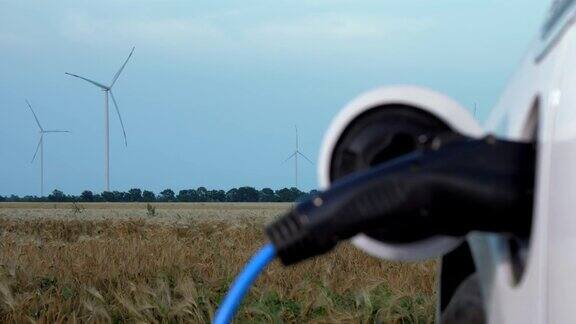 风力涡轮机在电站为特斯拉电动汽车充电