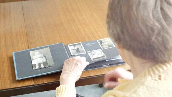老女人在看旧相册