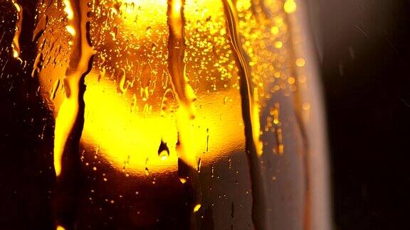 水滴在冰冷的啤酒瓶玻璃上的特写