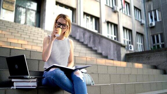 在楼梯上学习的女大学生