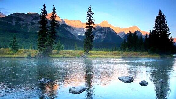 雾蒙蒙的山脉河流在加拿大落基山脉和高山辉光