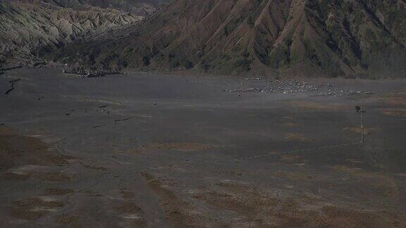 印度尼西亚BromoTenggerSemeru国家公园火山谷的云景延时(4k)