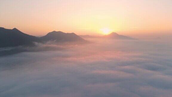 清晨雾山的日出早上俯瞰山景