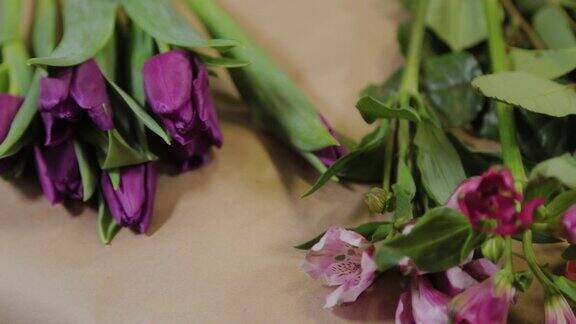 桌子上放一束漂亮的花