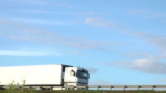 货运卡车在城际公路上行驶国际货物运输卡车从桥上开过