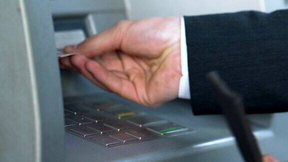 男性在ATM上输入密码并接收日元银行服务