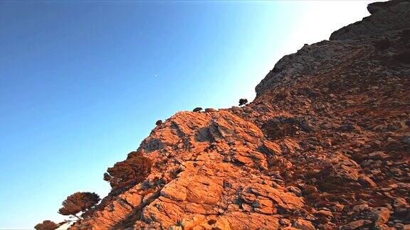 鸟瞰图的日落在山上滑过岩石