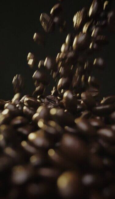 垂直:咖啡豆以慢动作下落