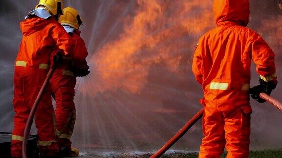 消防队员用高压水灭火