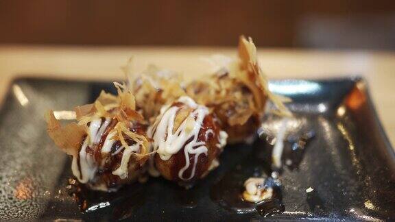 用筷子挑章鱼烧一种球形的日本小吃