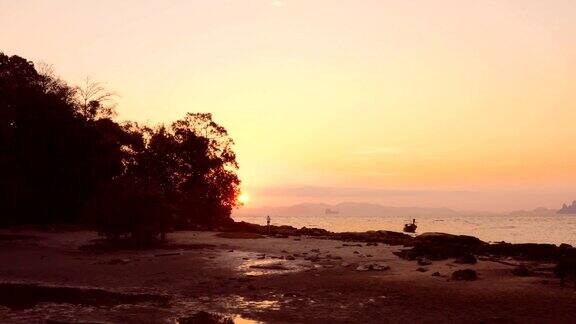 光岛后面的日落