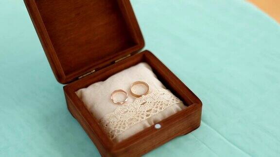 金戒指放在一个木盒子里