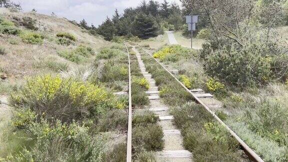 丹麦荒凉地区的旧铁路自行车道
