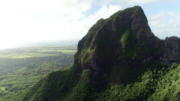 空中摄影:飞过热带火山岛上雄伟的岩石山峰