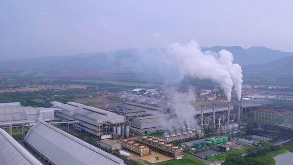 蒸汽烟从发电厂、电厂里冒出来
