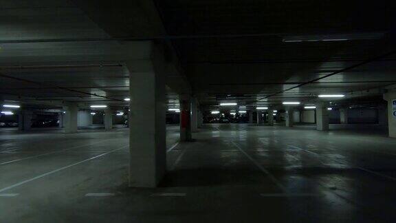 空旷黑暗的地下停车场