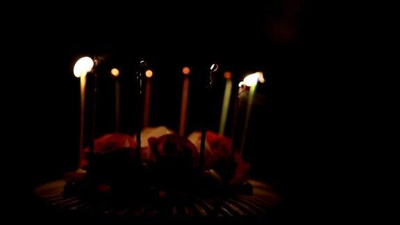吹灭生日蛋糕上的蜡烛