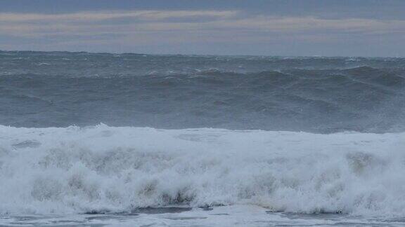 在暴风雨天气下波涛汹涌的大海会掀起巨浪