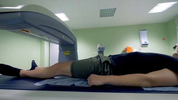 男性患者正在接受核磁共振扫描