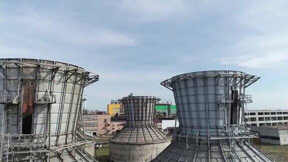 聚合物厂复杂工程结构夏季无人机袭击工厂苏联时代的老工厂