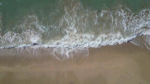 海浪冲刷着沙滩
