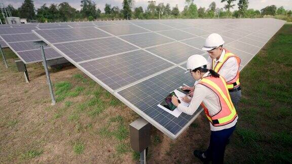 工人在太阳能场检查太阳能板