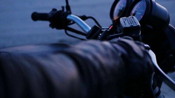 近距离拍摄的摩托车手启动他的摩托车后晚上电影拍摄