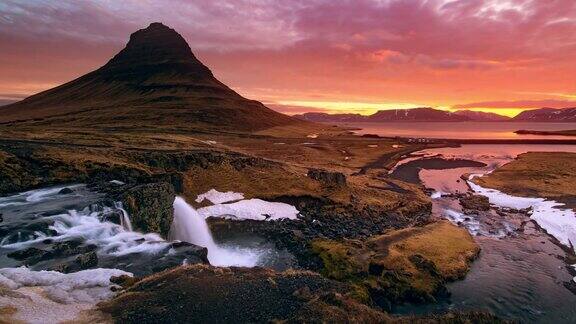 kirkjuis在日出时落在冰岛