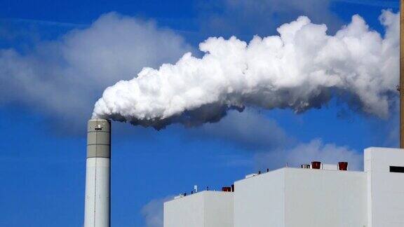 荷兰鹿特丹附近欧洲港地区一家发电厂的烟雾污染