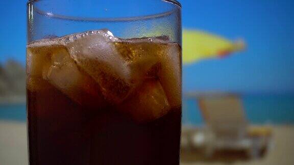 在阳光明媚的海滩上喝冰镇可乐