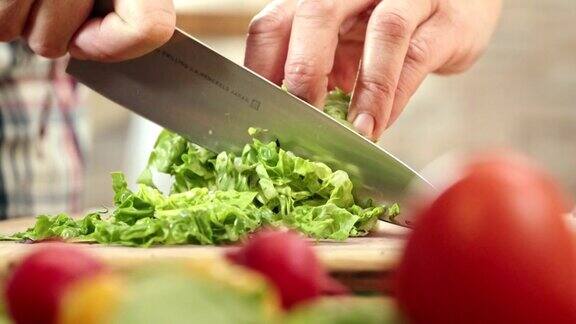 切新鲜蔬菜准备沙拉