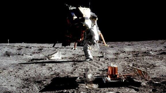 一个宇航员在月球上行走的动画