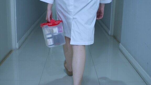 亚洲女医生走过医院走廊