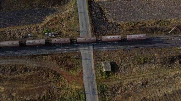 俯视图货运列车通过铁路道口