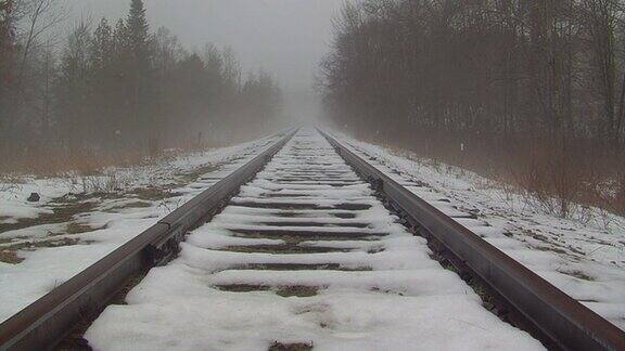 火车在冬雾中行驶