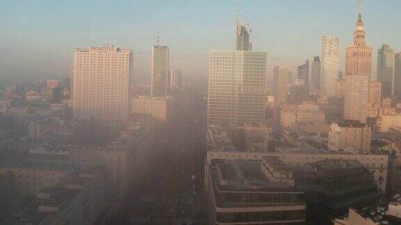 在晨曦的城市上空向前俯冲明亮的朝阳照亮了高楼大厦波兰华沙