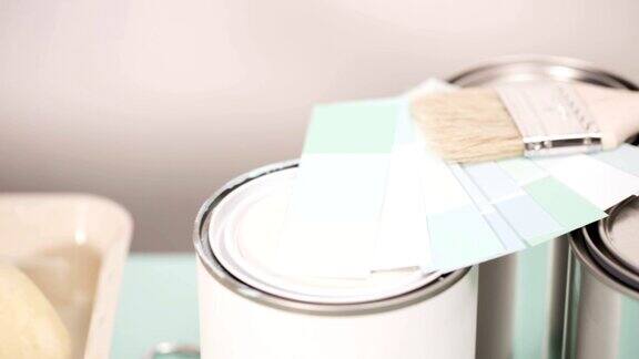 金属油漆罐油漆刷和油漆色板