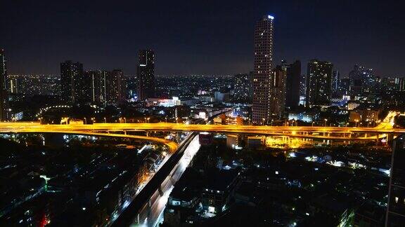 曼谷夜间高峰时段的交通