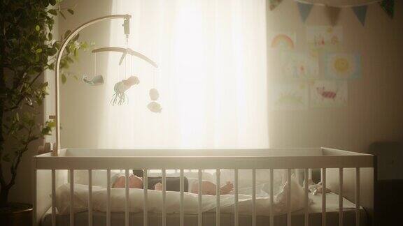 一个可爱的新生儿躺在婴儿床上的真实近距离镜头在舒适的家空间一个高加索新生儿的顽皮肖像童年、新生活和为人父母