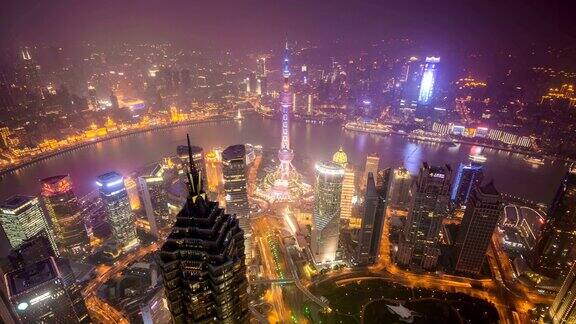 上海夜深时光流逝高层建筑鸟瞰图与黄浦江在上海中国