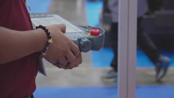 远程控制机器人手臂焊机在工厂的工作