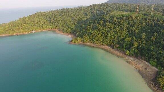 热带岛屿美丽的海滩清澈的水鸟瞰图