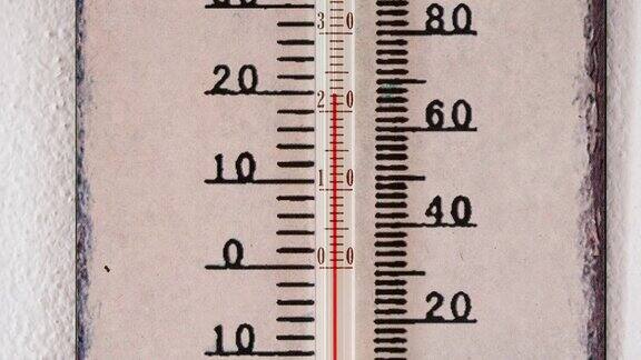 温度计上的刻度墙上有摄氏和华氏温标的温度计夏日温度计显示温度为摄氏22度