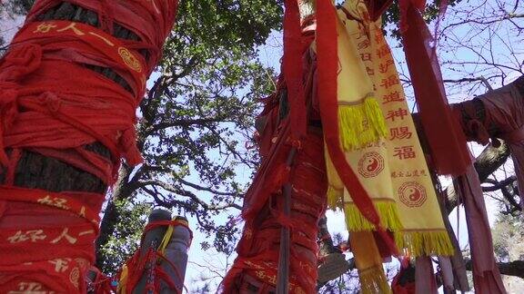 中国陕西庙里红丝带系在木棒上